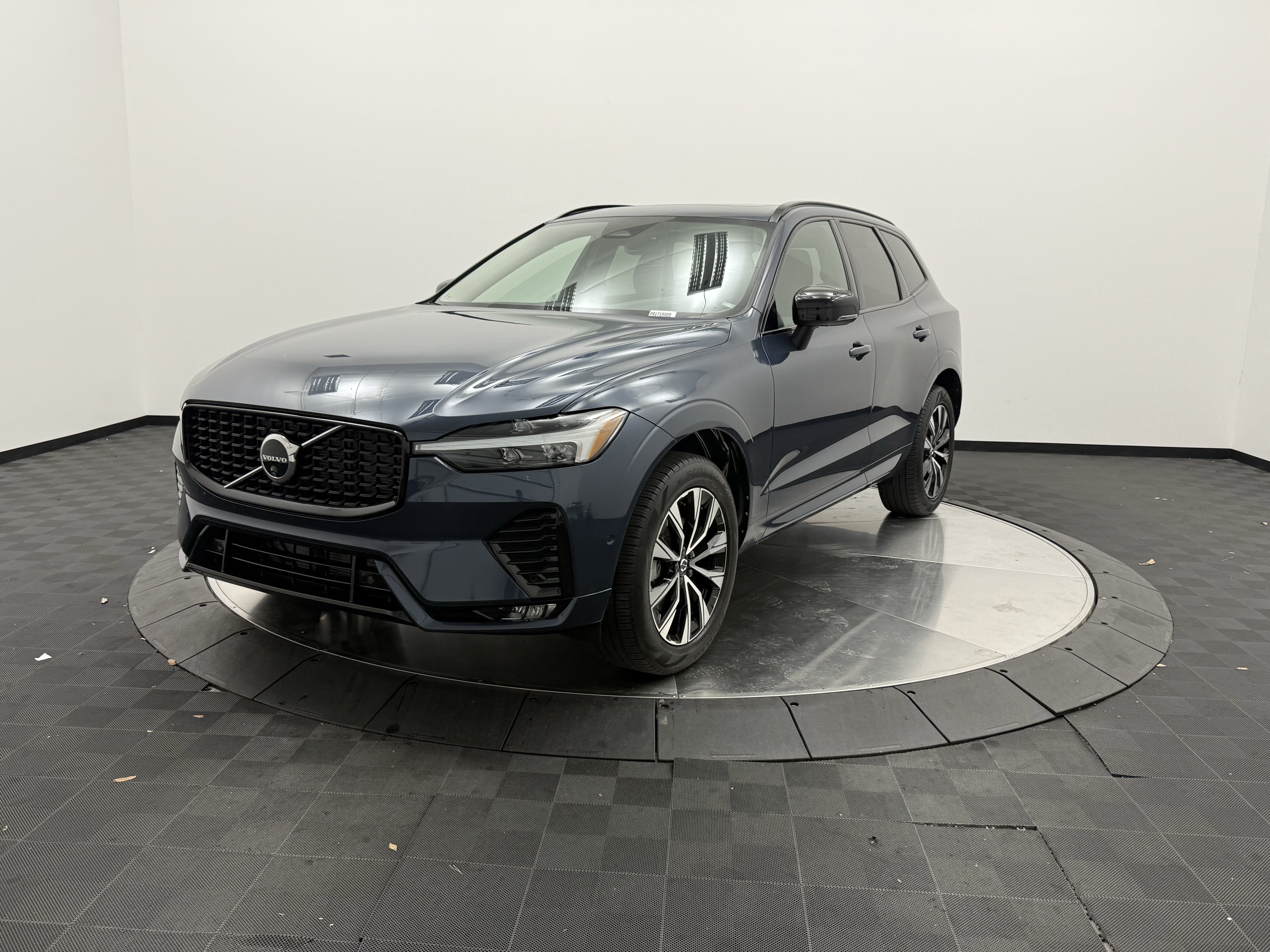 Certified 2024 Volvo XC60 B5 Plus AWD/4WD image 3