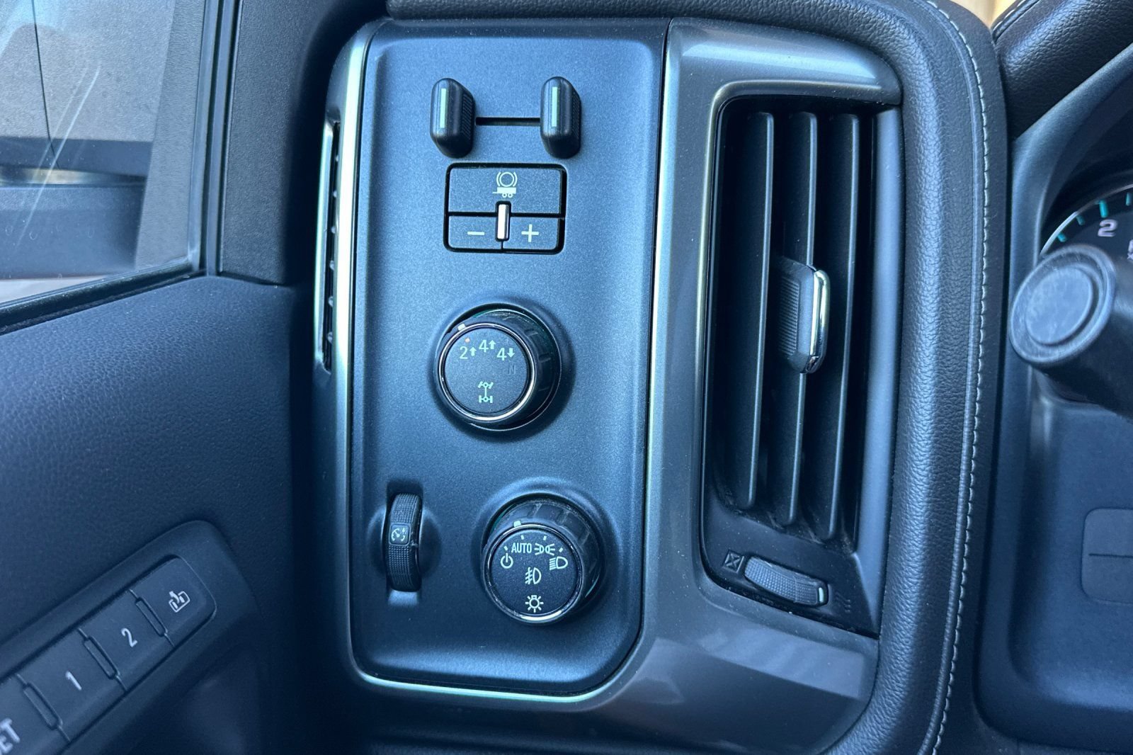 Used 2019 Chevrolet Silverado 2500 LTZ w/ Duramax Plus Package AWD/4WD image 26