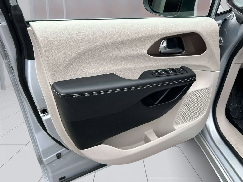 Used 2023 Chrysler Voyager LX FWD image 15