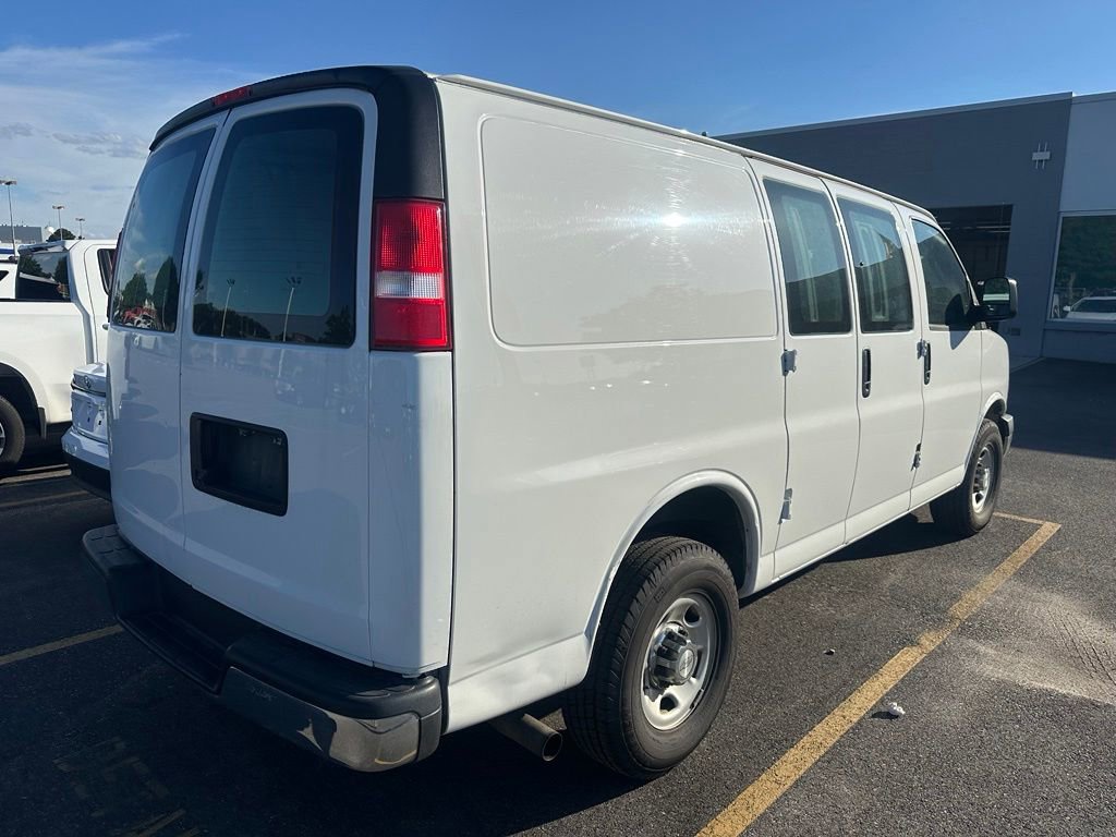 Used 2017 Chevrolet Express 2500 RWD image 3