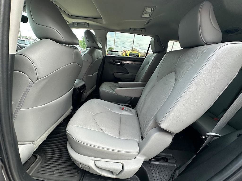 Certified 2023 Toyota Highlander Limited FWD image 17
