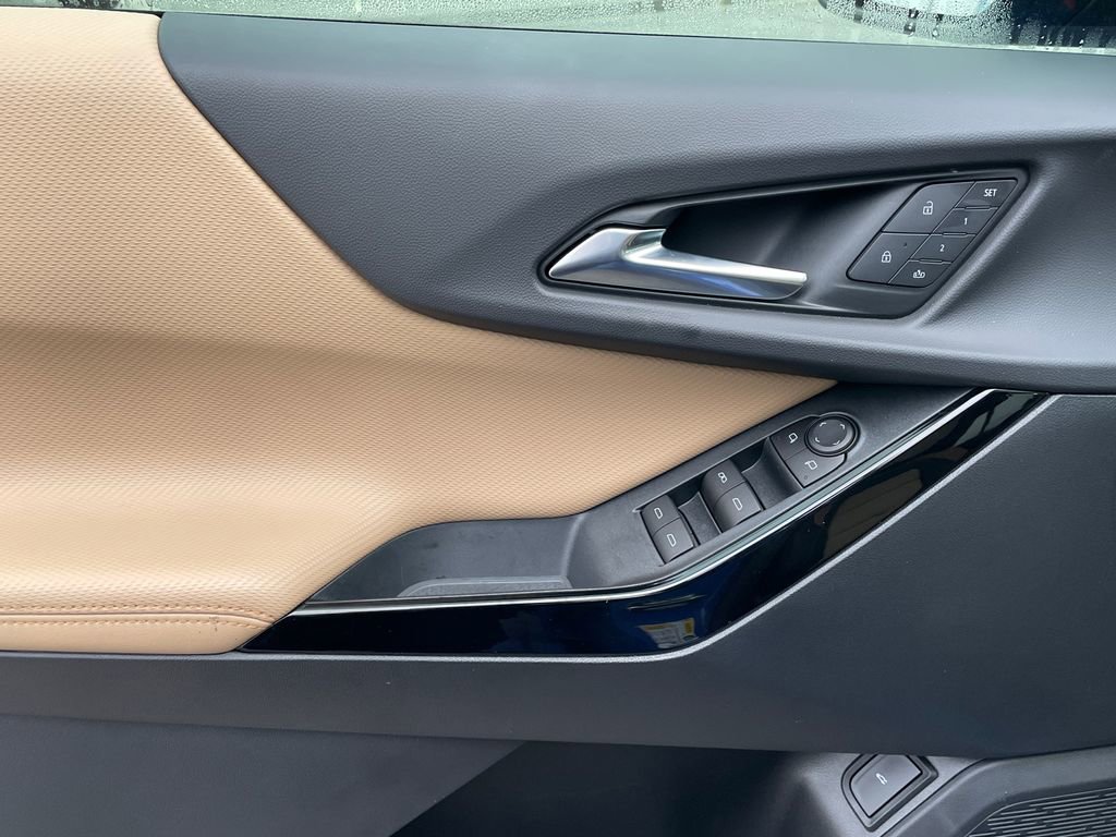 Used 2025 Chevrolet Equinox ACTIV w/ Convenience Package III image 29