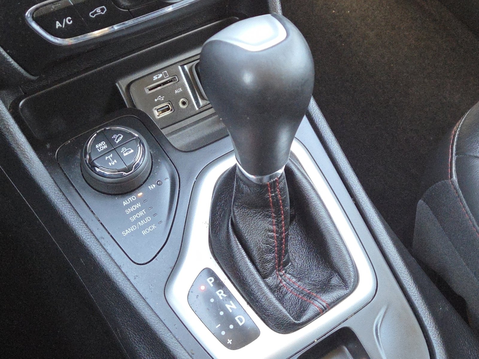 Used 2018 Jeep Cherokee Trailhawk w/ Cold Weather Group image 29