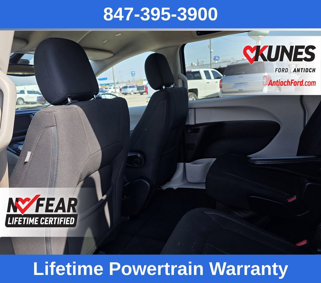Used 2022 Chrysler Voyager LX image 16