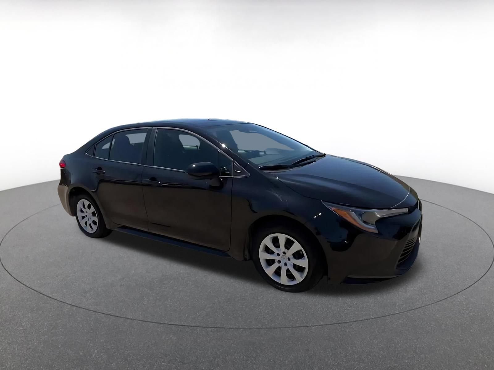 Used 2025 Toyota Corolla LE FWD image 2