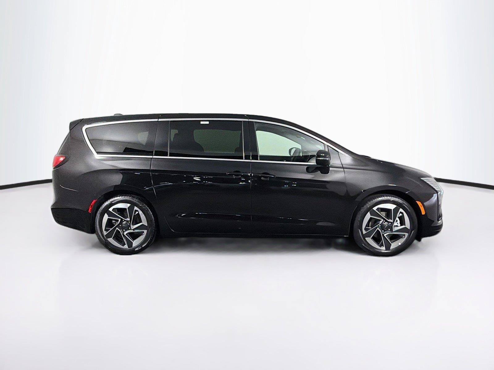 Used 2027 Chrysler Pacifica Limited FWD image 12