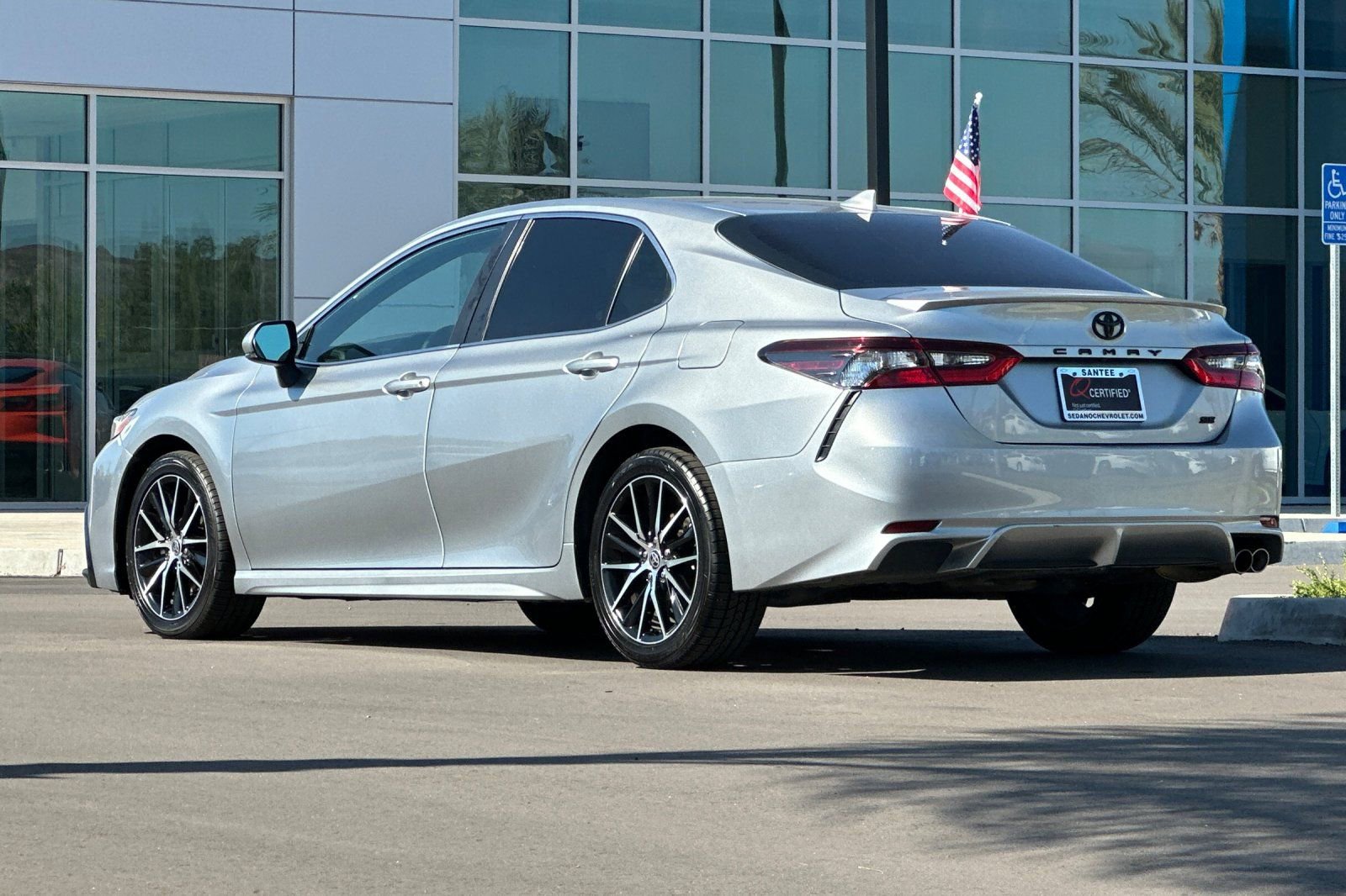 Used 2022 Toyota Camry SE w/ Carpet Mat Package (TMS) FWD image 6