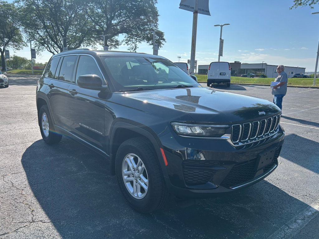 Used 2022 Jeep Grand Cherokee Laredo w/ Luxury Tech Group I AWD/4WD image 3