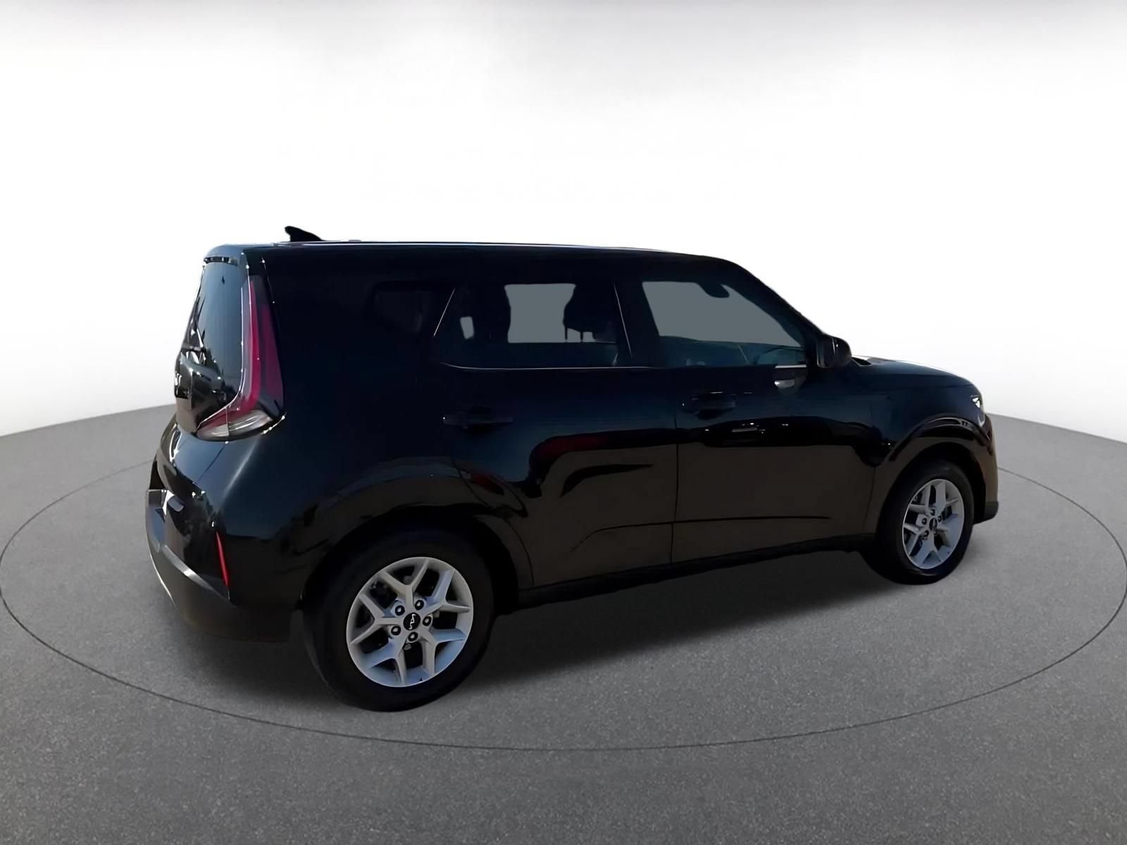 Used 2025 Kia Soul LX w/ LX Technology Package FWD image 14