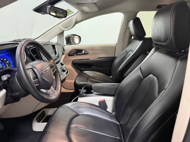 Used 2023 Chrysler Pacifica Touring-L FWD image 12