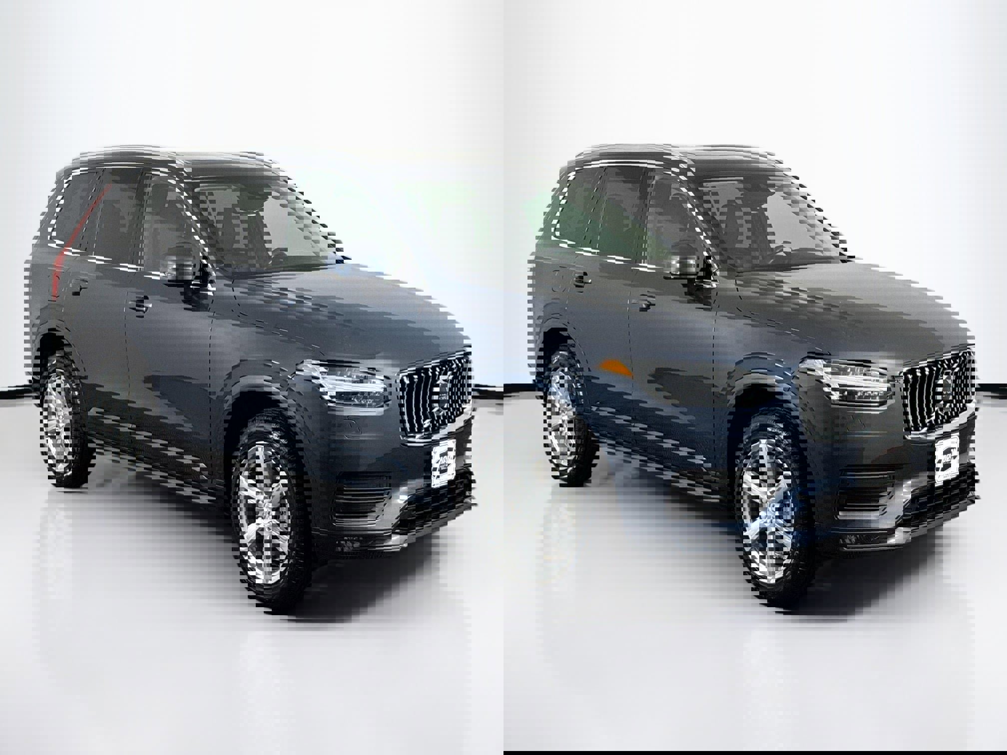 Used 2022 Volvo XC90 T5 Momentum image 2