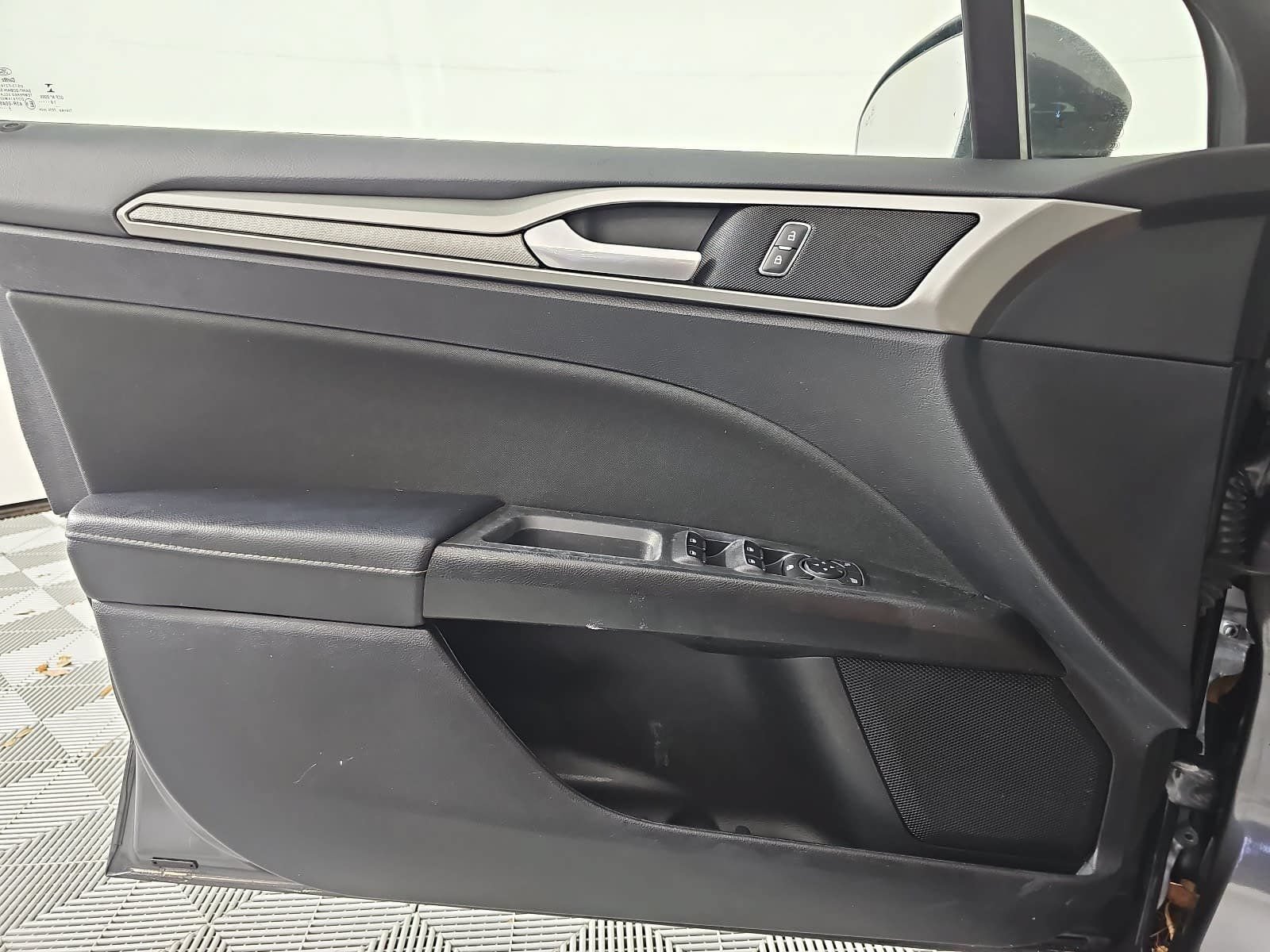 Used 2019 Ford Fusion SE FWD image 25