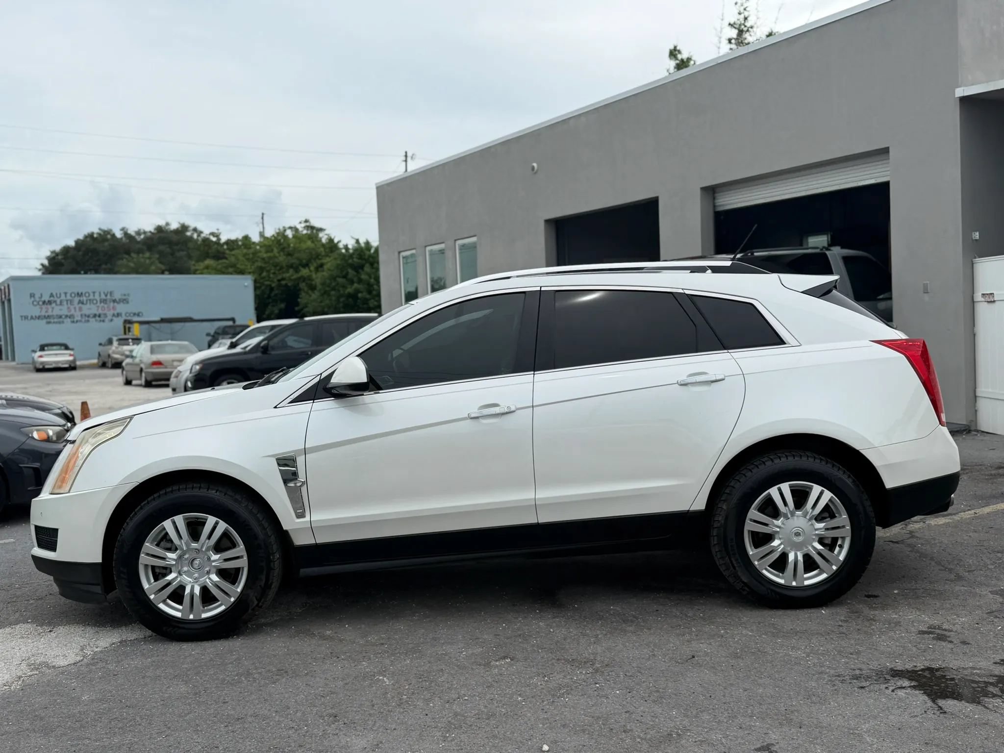 Used 2011 Cadillac SRX Luxury FWD image 2