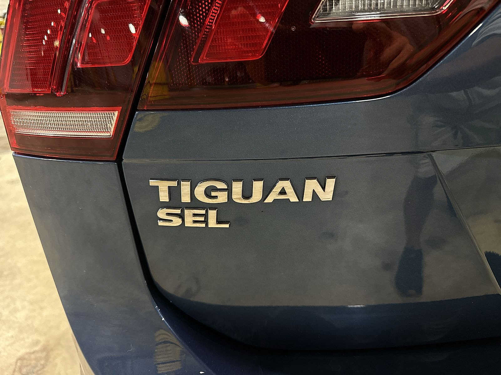 Used 2020 Volkswagen Tiguan SEL AWD/4WD image 27