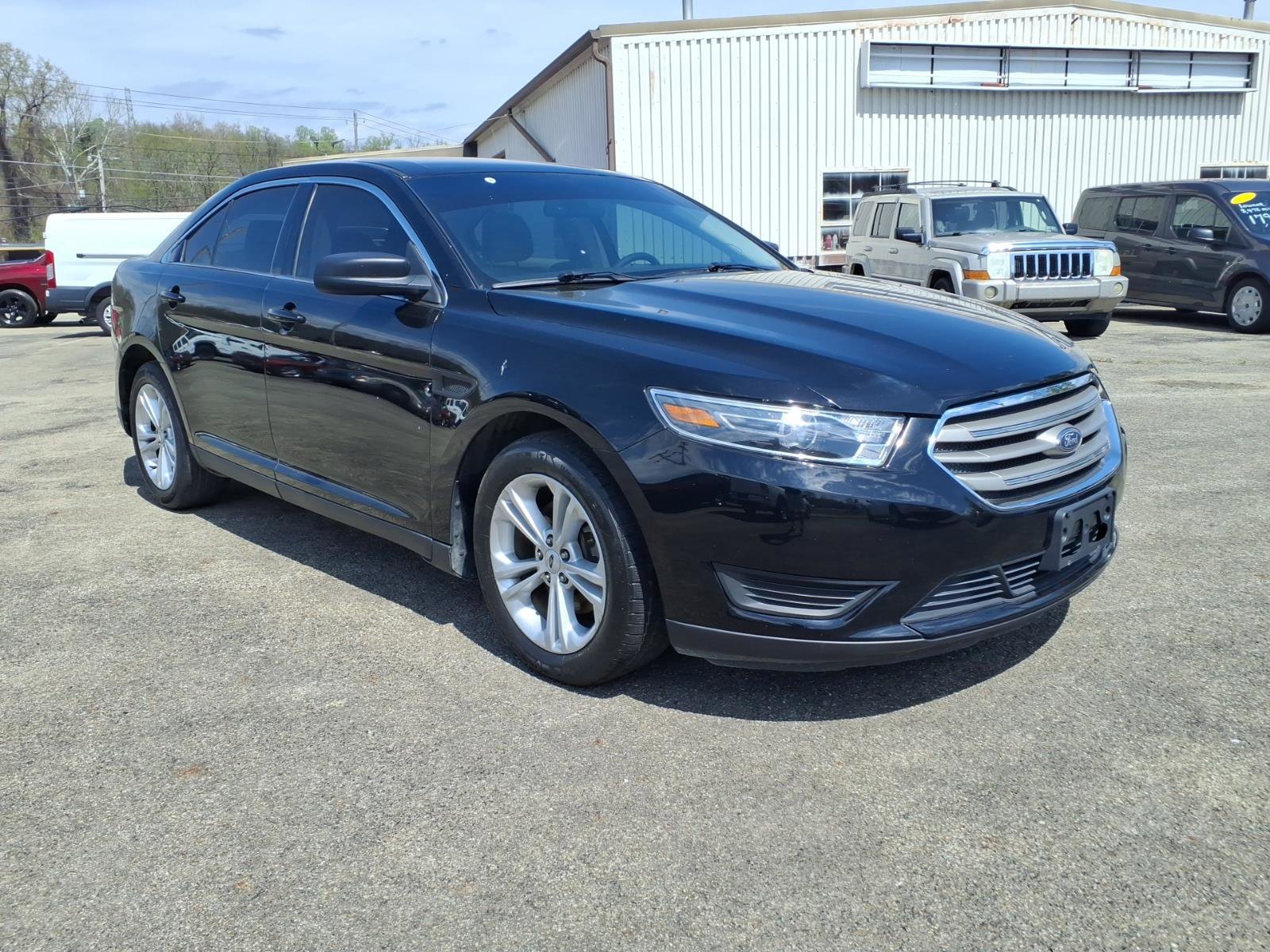 Used 2018 Ford Taurus SE FWD image 1