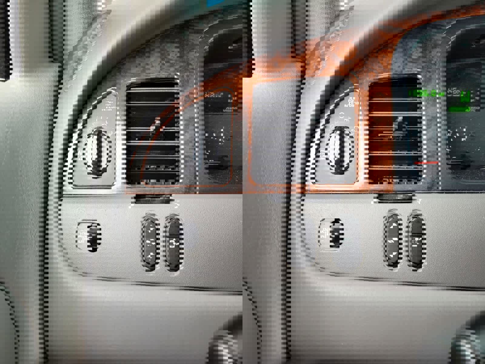 Used 2001 Lincoln Town Car Executive image 13