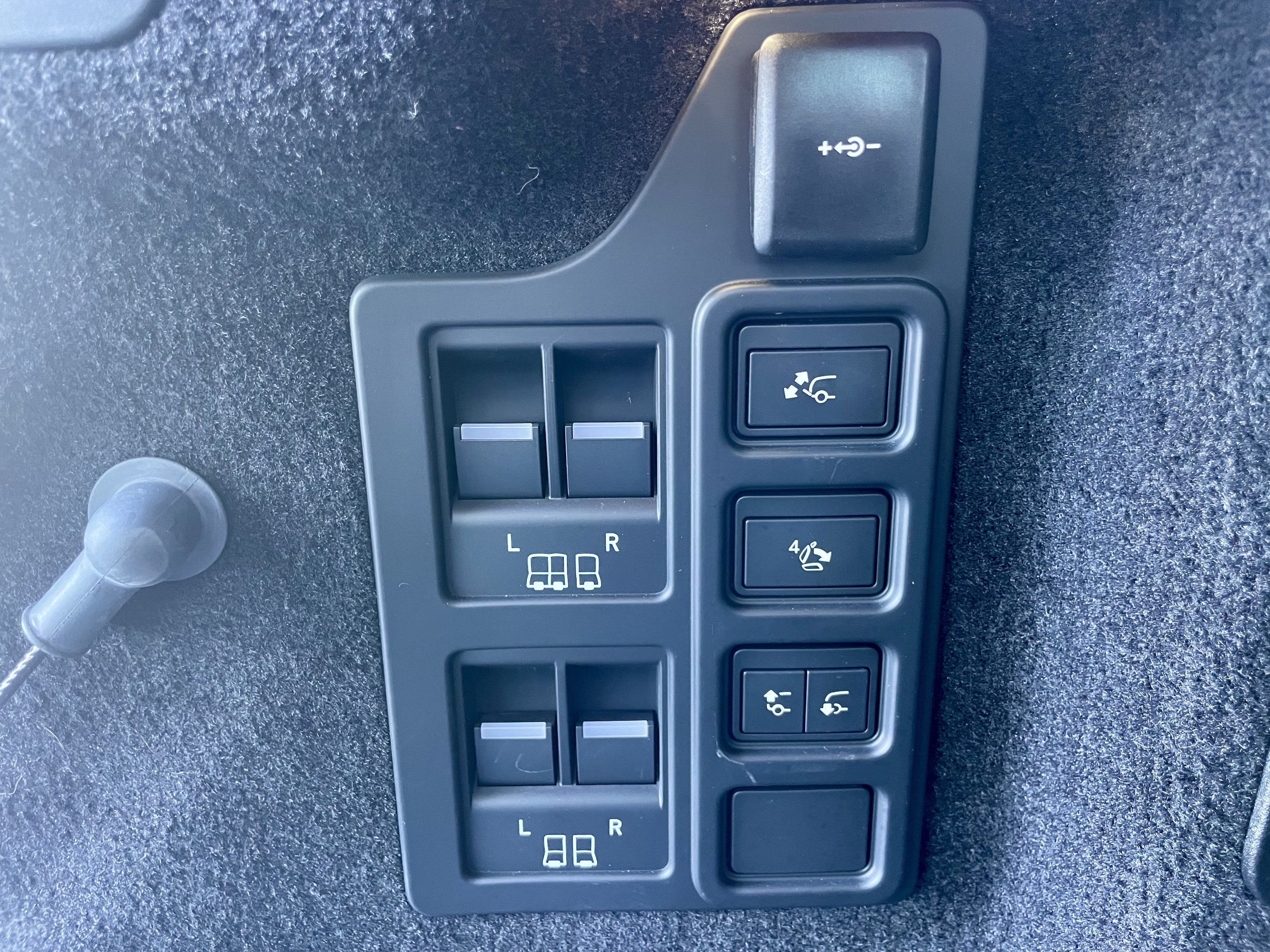 Certified 2025 Land Rover Discovery Metropolitan Edition AWD/4WD image 39