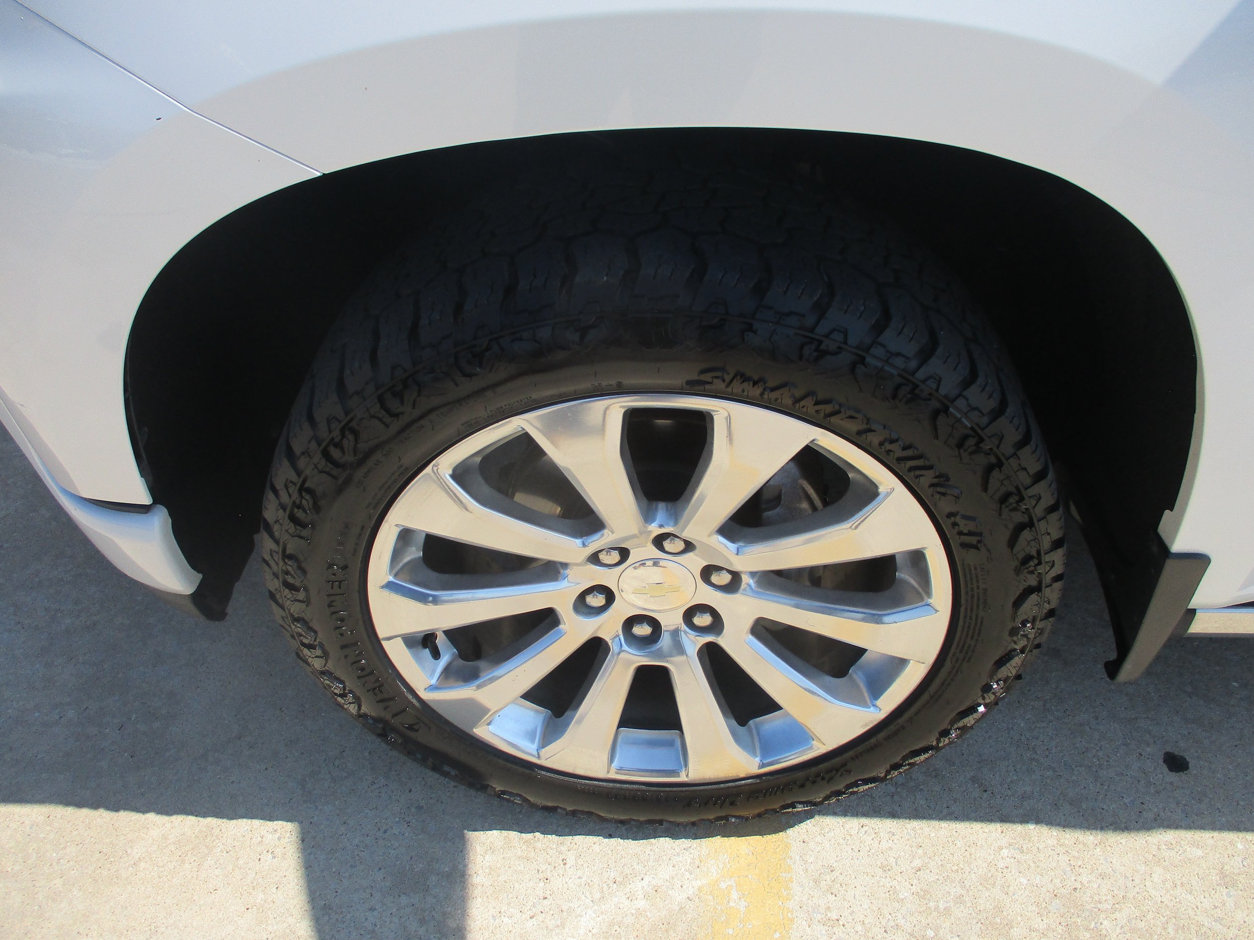 Used 2020 Chevrolet Silverado 1500 High Country w/ Technology Package AWD/4WD image 3