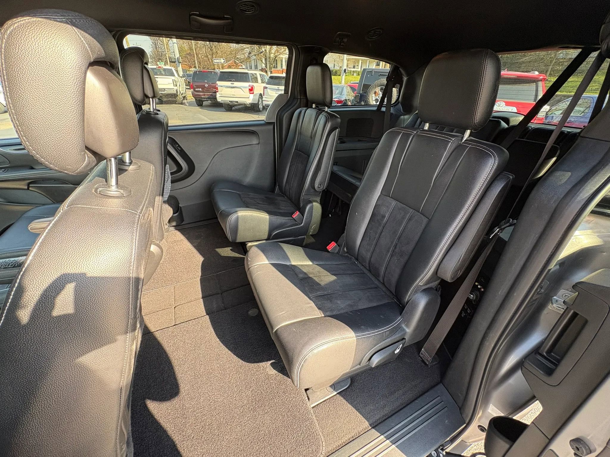 Used 2016 Dodge Grand Caravan SXT FWD image 13