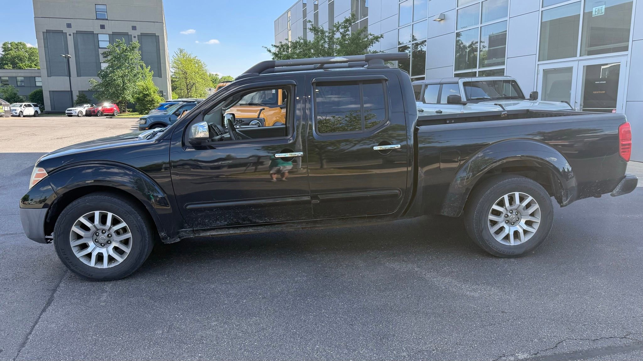 Used 2009 Nissan Frontier LE w/ LE Value Truck Pkg AWD/4WD image 1