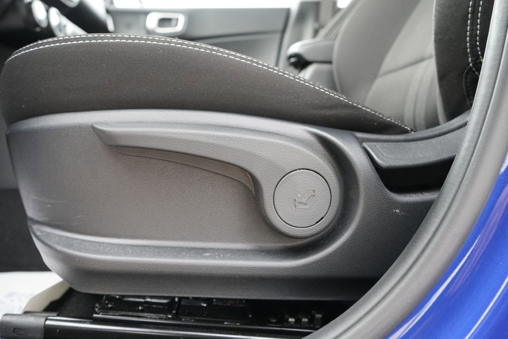Certified 2025 Hyundai Venue SEL FWD image 22