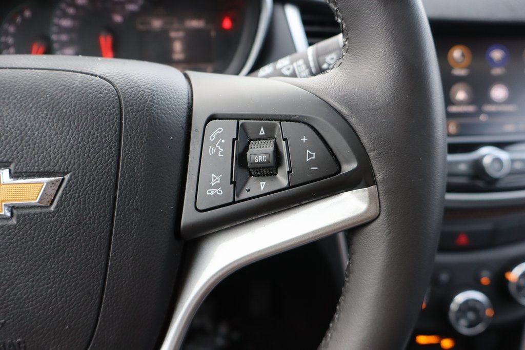 Used 2022 Chevrolet Trax LT w/ LT Convenience Package image 9