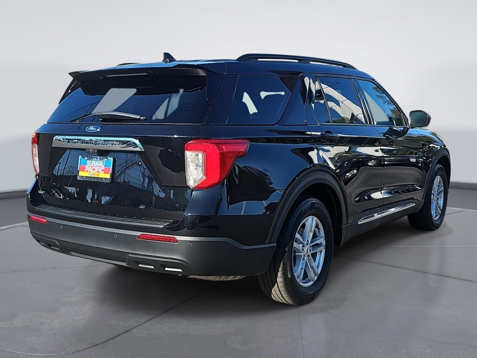 Used 2023 Ford Explorer XLT image 3