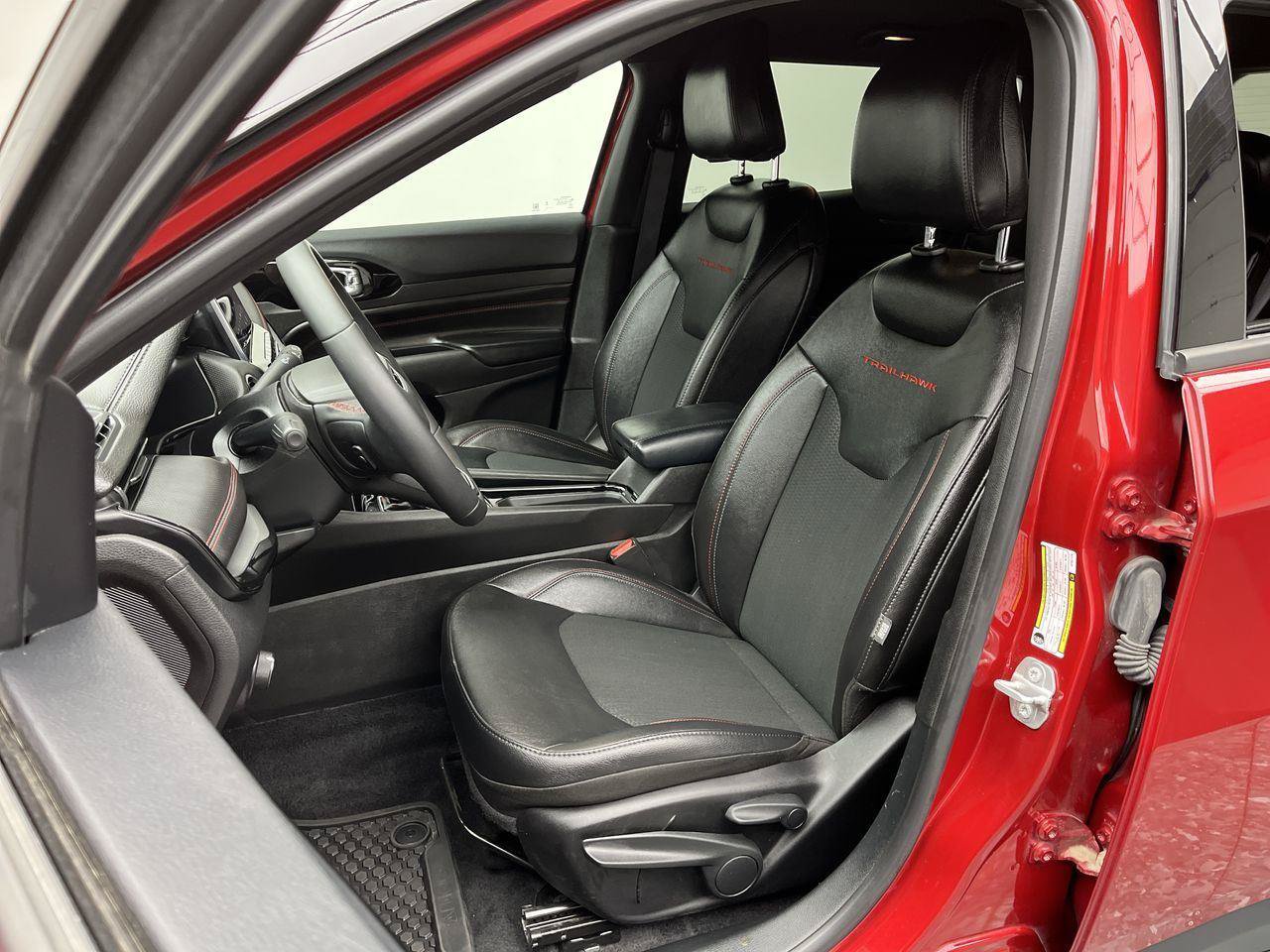 Used 2025 Jeep Compass Trailhawk AWD/4WD image 9