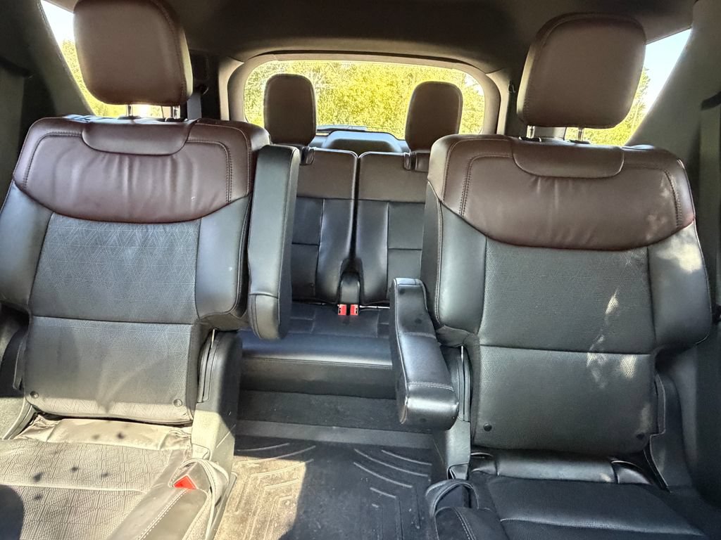 Used 2023 Ford Explorer Platinum w/ Technology Package AWD/4WD image 32
