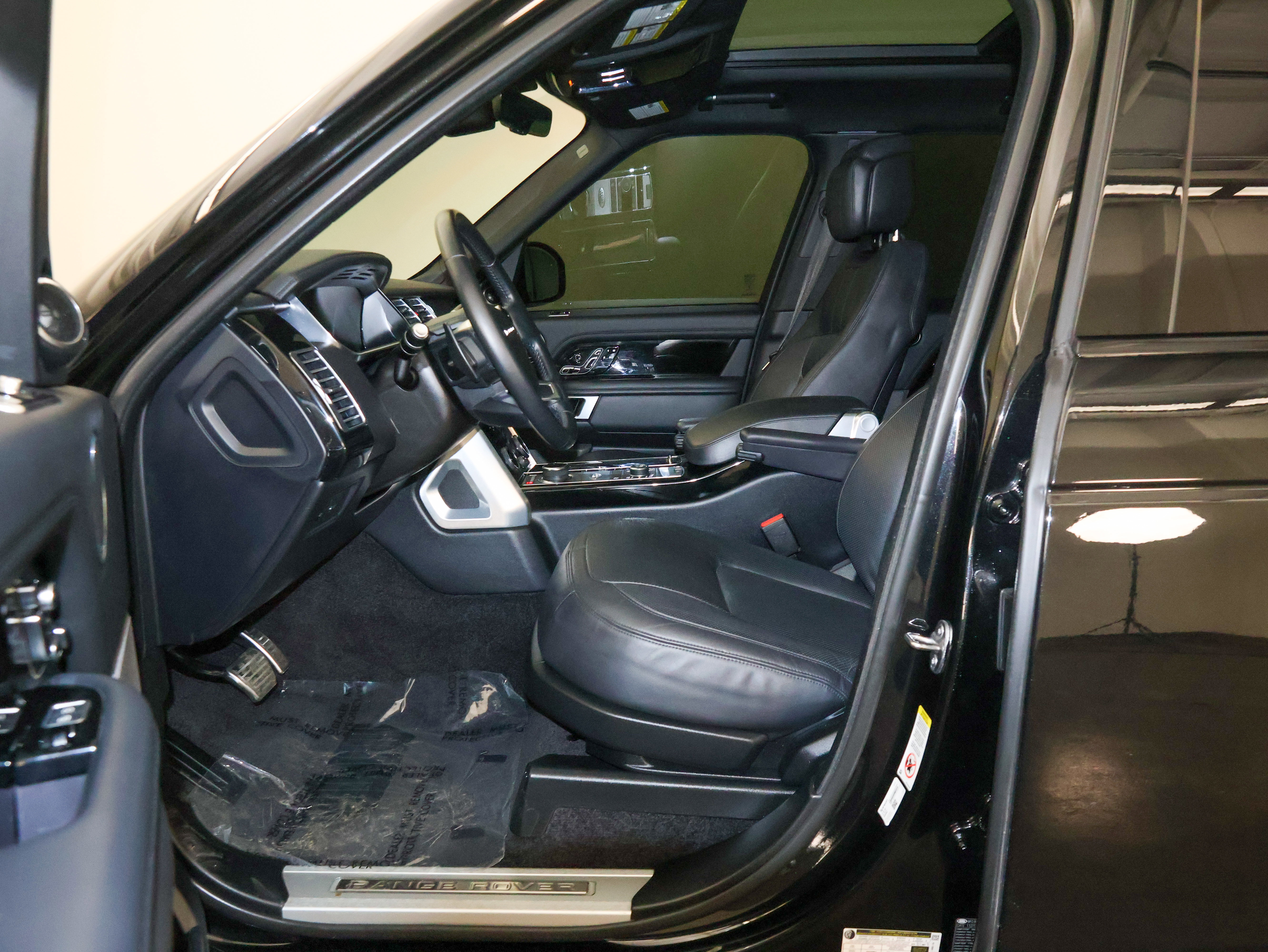 Used 2022 Land Rover Range Rover Westminster Edition image 16