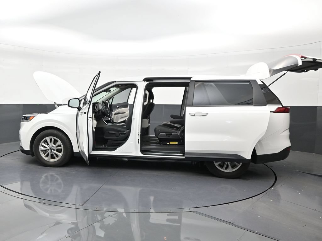 Used 2024 Kia Carnival LX FWD image 30