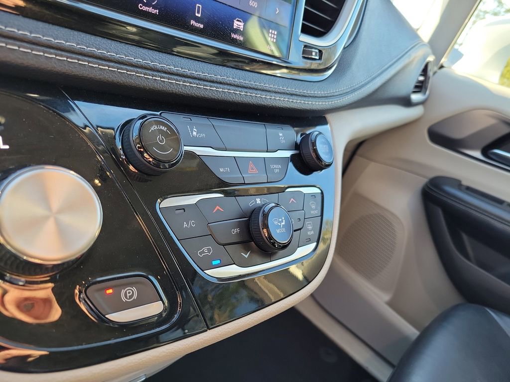 Used 2022 Chrysler Pacifica Touring-L image 24