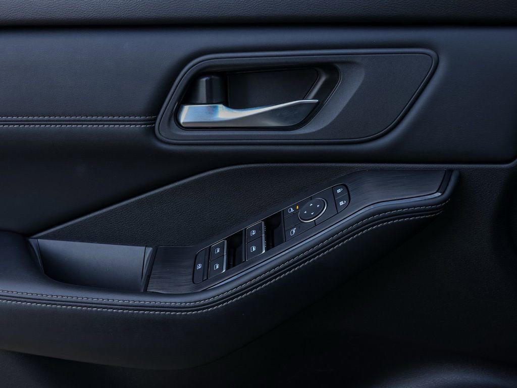 Used 2025 Nissan Rogue SL image 24