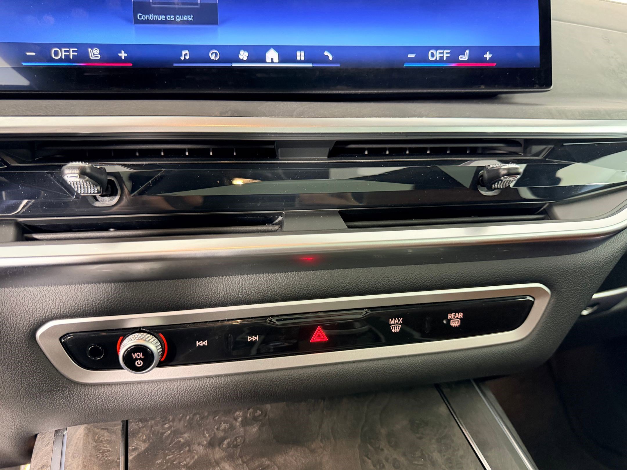 Certified 2025 BMW X7 M60i AWD/4WD image 23