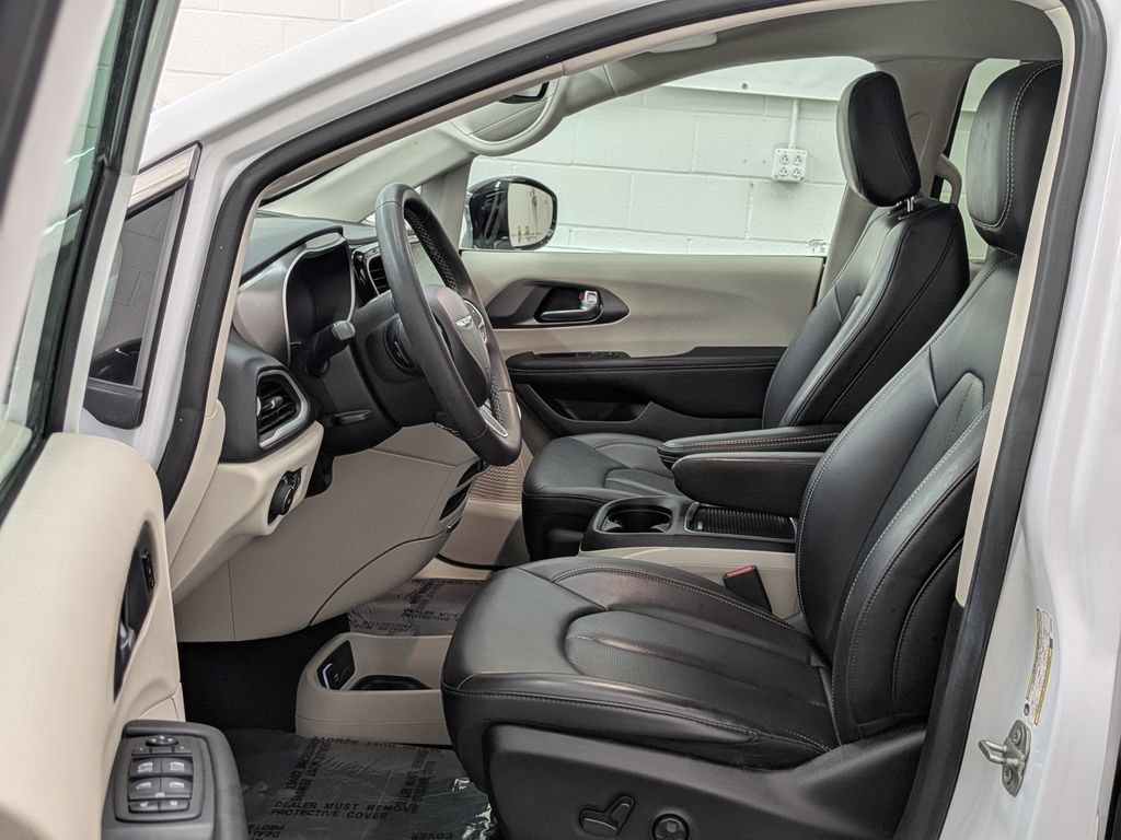 Used 2024 Chrysler Pacifica Touring-L FWD image 32