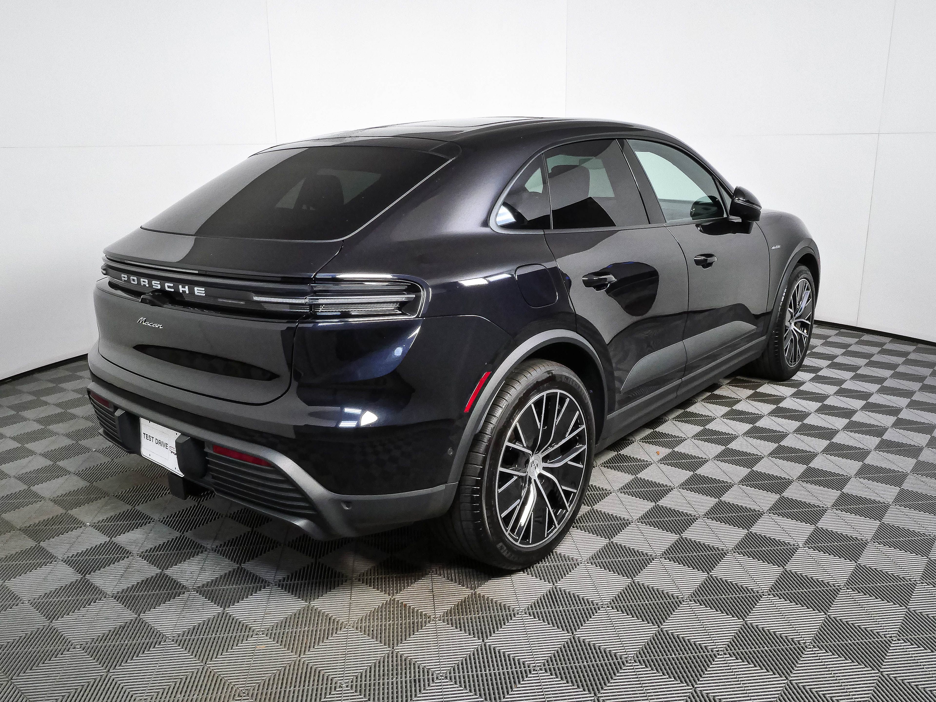 Certified 2025 Porsche Macan Electric RWD image 28