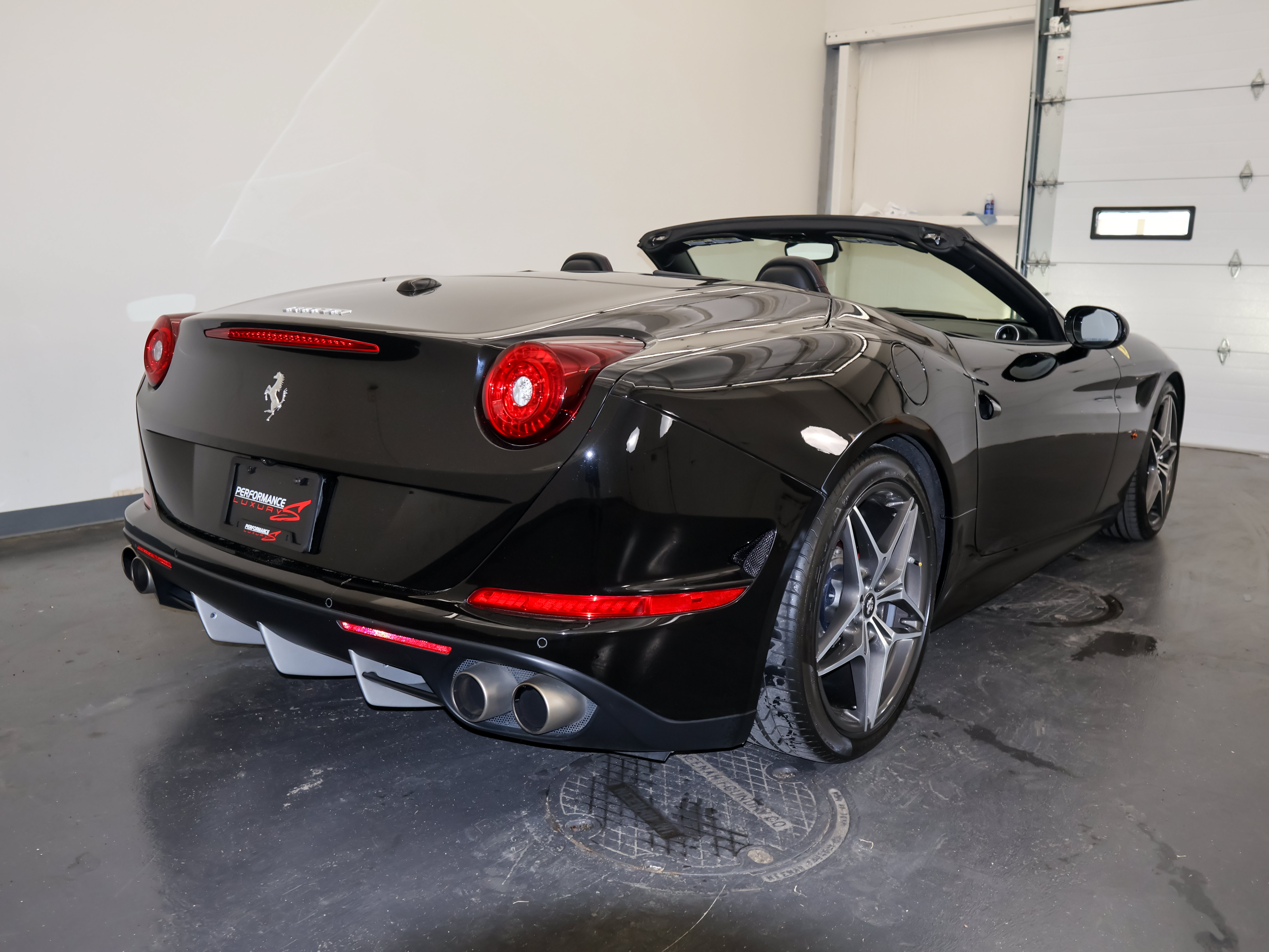 Used 2017 Ferrari California T RWD image 4