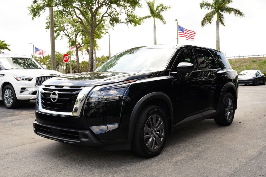 Used 2023 Nissan Pathfinder S image 3