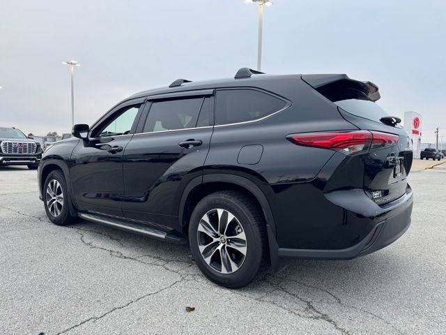 Used 2023 Toyota Highlander XLE image 3