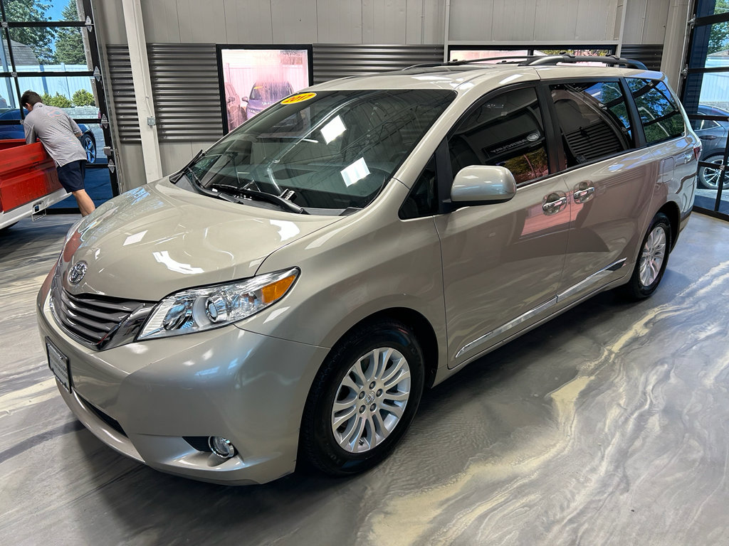 Used 2017 Toyota Sienna XLE w/ XLE Navigation Package FWD image 37
