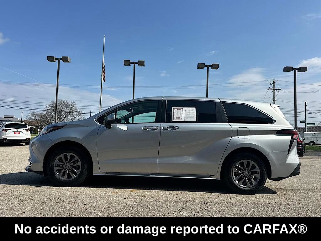 Certified 2022 Toyota Sienna XLE image 2