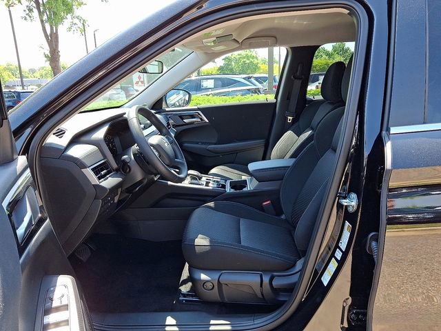 New 2025 Mitsubishi Outlander ES image 8