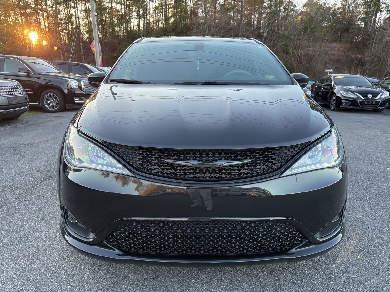 Used 2020 Chrysler Pacifica Touring w/ S Appearance Package image 2