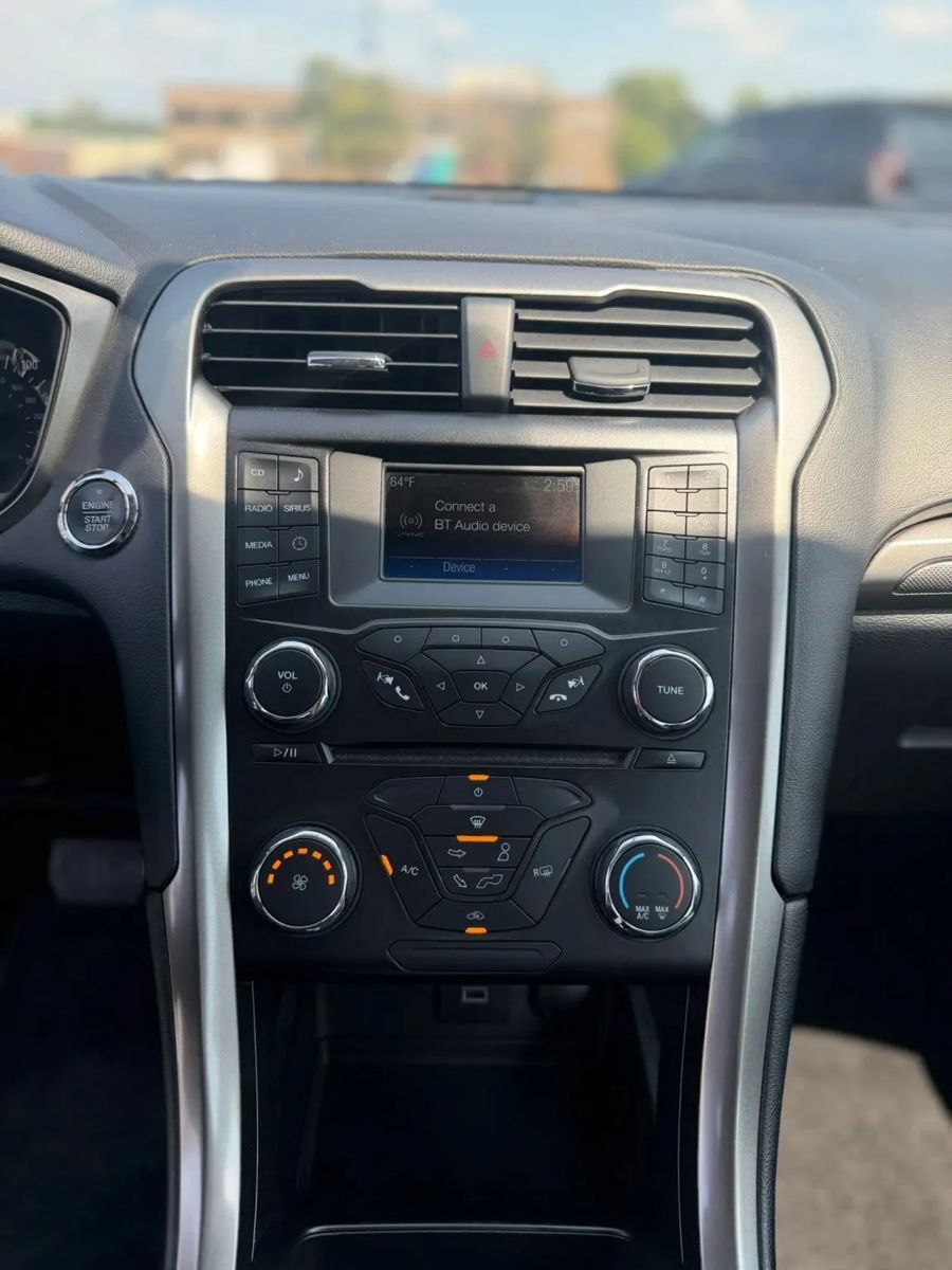 Used 2017 Ford Fusion SE FWD image 14