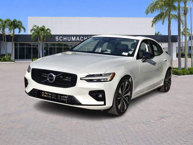 Used 2022 Volvo S60 B5 Momentum w/ Premium Package image 3