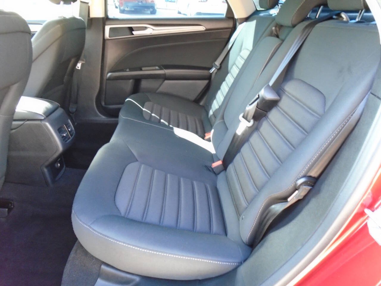 Used 2019 Ford Fusion SE FWD image 10
