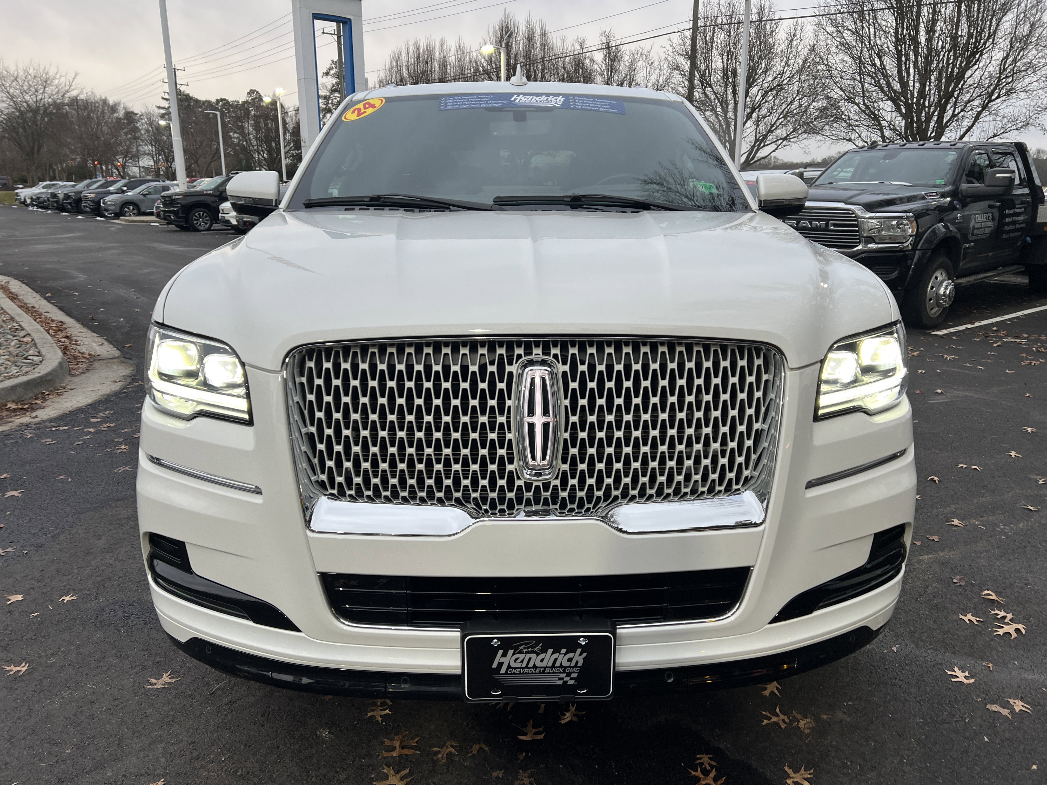 Used 2024 Lincoln Navigator Reserve image 3