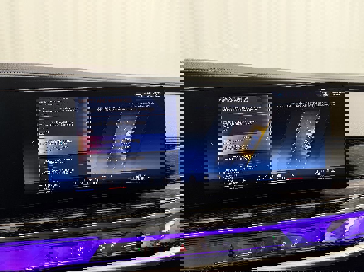 Used 2025 BMW 740i xDrive image 25