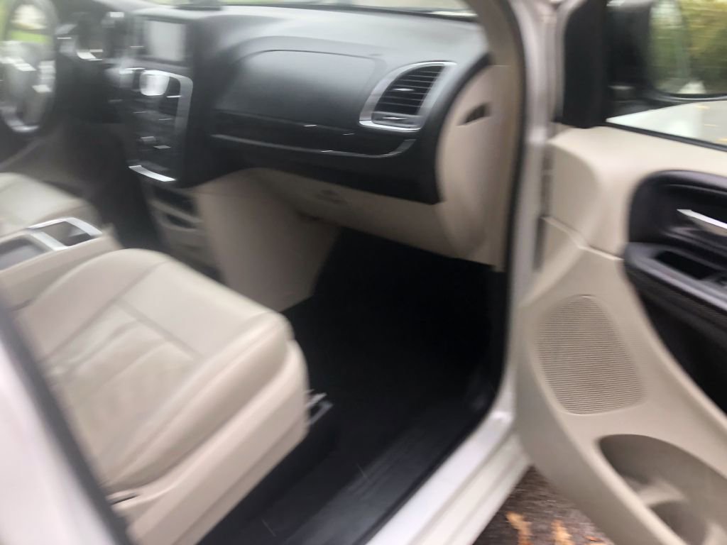 Used 2014 Chrysler Town & Country Touring image 18