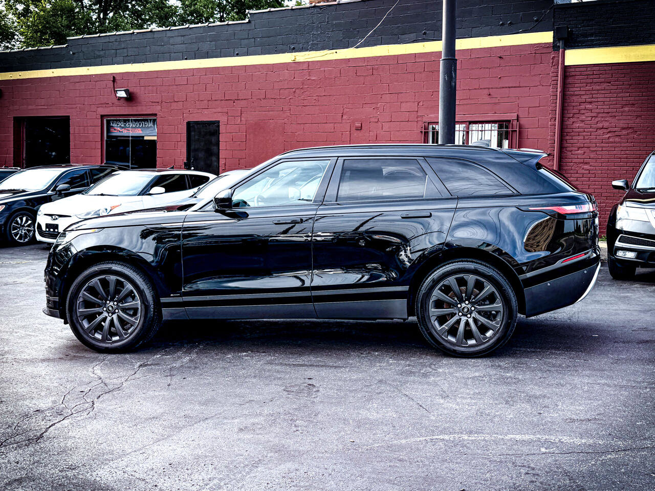 Used 2018 Land Rover Range Rover Velar R-Dynamic SE image 4